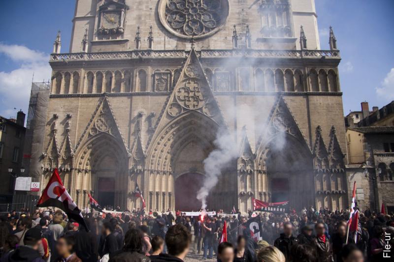 Antifademo mit Kathedrale