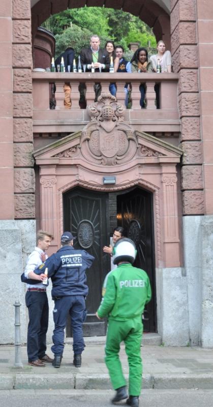 Auf der Friedrich-Ebert-Anlage pöbelt ein besoffener Burschi die Teilnehmer*innen der Nachttanzdemo an. Er erhob die Hand zum Gruß