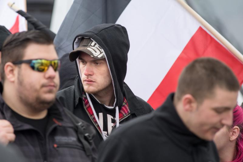 Sebastian Heinzerling auf Naziaufmarsch in Bruchsal im März 2016, im Hintergrund eine Reichsfahne