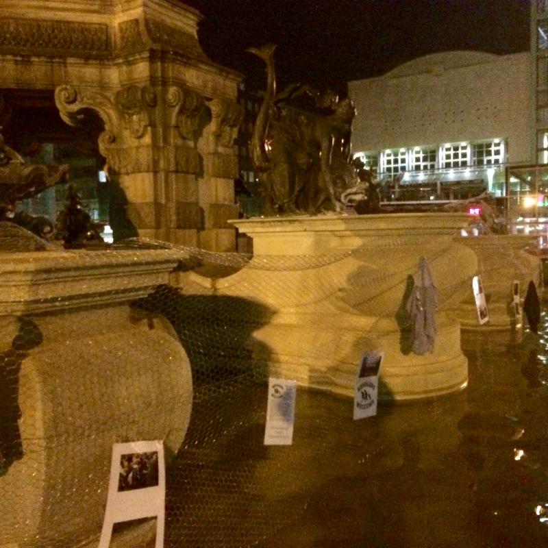 Kritik an faktischer Abschaffung des Asylrechts: Brunnen am Paradeplatz eingezäunt