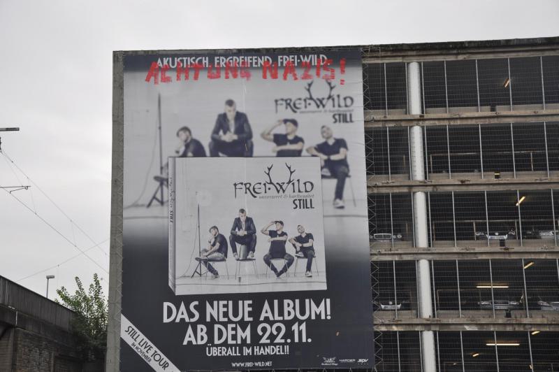 Riesenplakat der Band "Frei.Wild" am Bochumer HBF