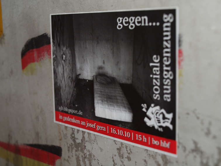Aufkleber "gegen soziale ausgrenzung"Das Foto endstand auf dem Brachgelände, wo Gera zusammengeschlagen wurde.