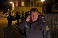 Leipzigs Polizeipräsident Bernd Merbitz gab am Telefon Innenminister Markus Ulbig einen Lagebericht.