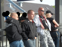 die beiden links: unbekannte Nazis, rechts (weiße Jacke): Bernd Tödter
