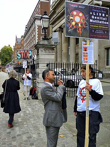 Protest gegen "4. ISHID Weltkonkress" mit Live-Genitalverstümmelungen, London 17.09.2011
