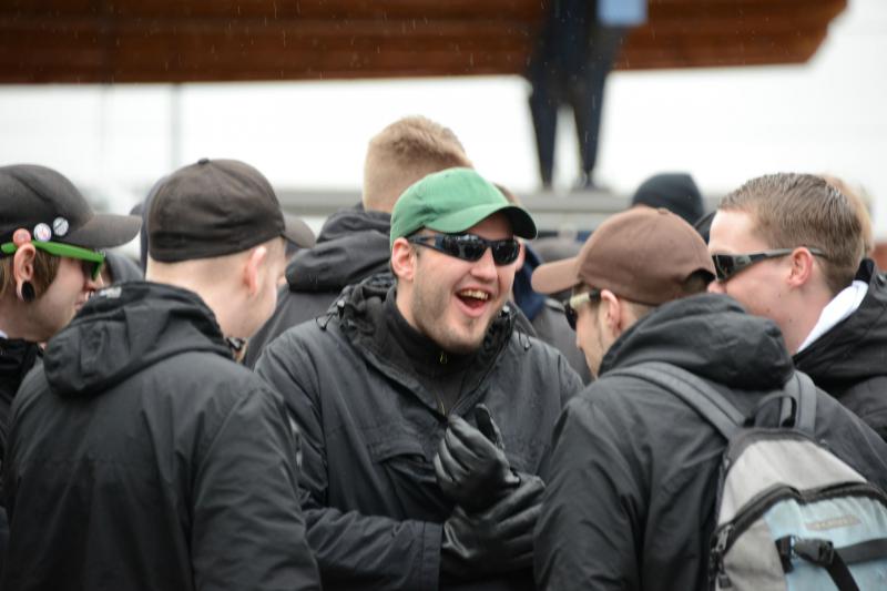 Maurice Scheffler mit Bastian Friedrich (1.v.r.) und Neonazis des FWOB