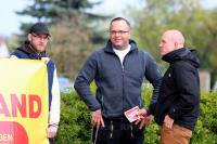 Steve Schmidt (li.) am 19. April 2014 auf einer NPD-Kundgebung in Gransee