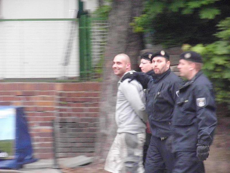 Festnahme von Imbiss-Nazis, nach dem Demoteilnehmer*innen mit Flasche beworfen wurden.