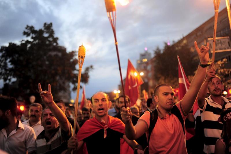 Rassistische türkische Nationalist_innen greifen das Hauptquartier der kurdischen HDP an.