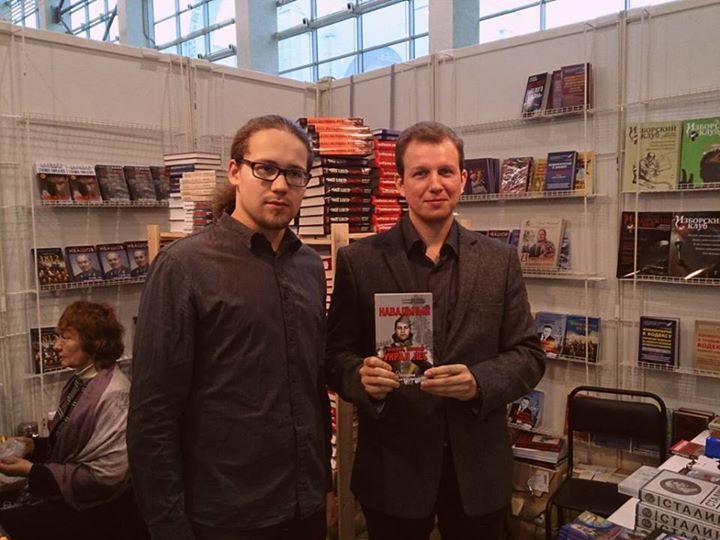 Abb. 6: Alexej Semenov (li.) und Byshok mit einer Ausgabe ihres Buches über den Blogger Alexej Nawalny