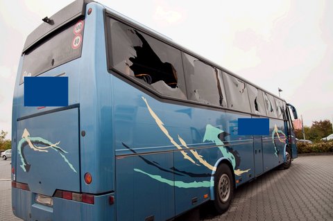 Der Reisebus parkte auf einem Parkplatz in Günthersdorf (Saalekreis). (FOTO: Nadine Stenzel/MZ)