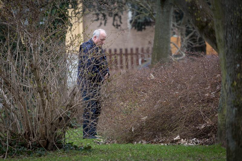 Wilhelm Herbis Pinkelprotest gegen das Rathaus.