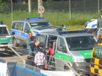Polizeiwagen mit vielen jungen Kindern