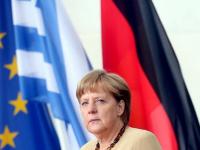 Merkel vor deutscher und griechischer Fahne