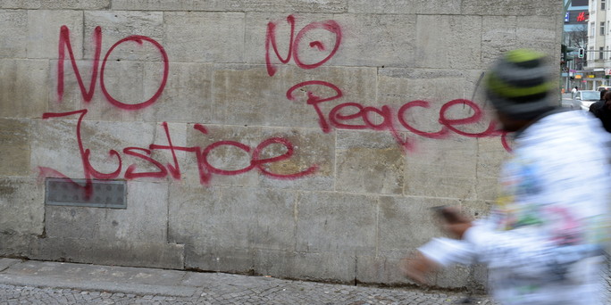 Keine Gerechtigkeit, kein Frieden – der unfreiwillige Slogan am Rathaus Neukölln.  Bild: dpa