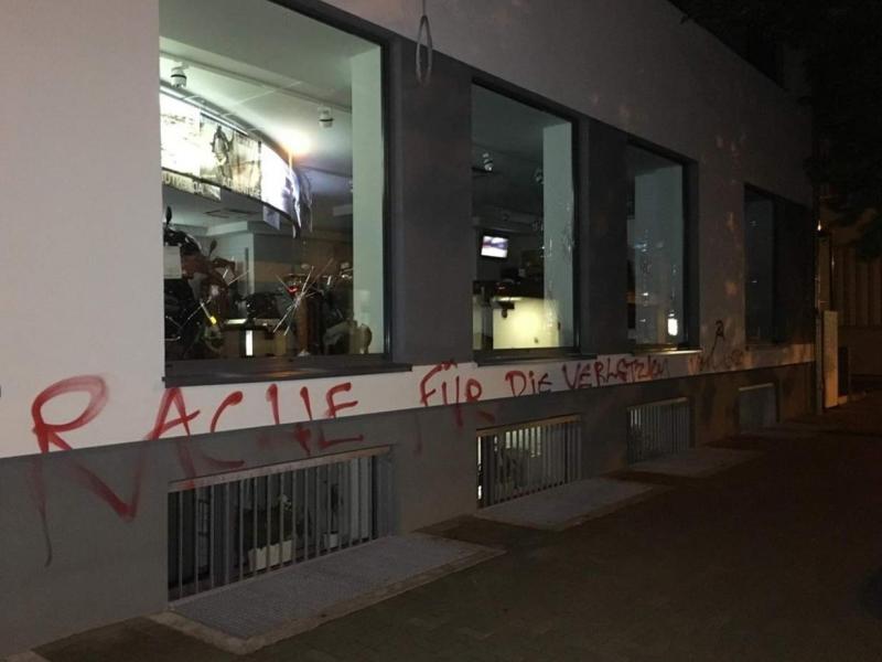 Die Fensterscheiben eines Autohändlers in Magdeburg wurden in der Nacht zum Montag von mutmaßlichen G-20-Gegner eingeschlagen. Foto: Jan Helmecke