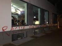 Die Fensterscheiben eines Autohändlers in Magdeburg wurden in der Nacht zum Montag von mutmaßlichen G-20-Gegner eingeschlagen. Foto: Jan Helmecke