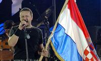 Thompson mit kroatischer Nationalfahne auf einem Konzert