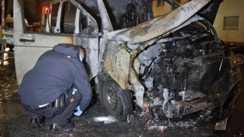 Ermittler untersuchen den ausgebrannten Transporter in Neukölln Foto: Abix