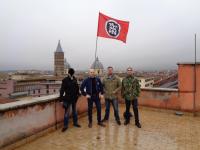 Stumpf zu Gast bei "Casa Pound" in Rom. Gut zu sehen die Fahne mit dem Logo der italienischen Neofaschisten