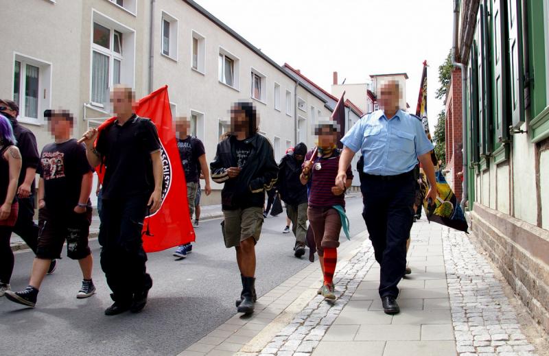 Polizist demonstriert scheinbar mit.