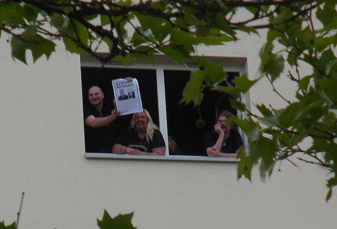 Paul S. und Anhang in der Bruno Apitz Straße - mit Outing-Plakat