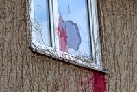  ROTE FARBE: Eine beschädigte Fensterscheibe.