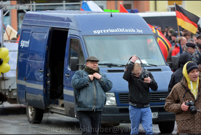 Der Firmenwagen von „Spreewaldland“ auf der „Zukunft Heimat“-Demonstration am 20.02.2016 in Lübben. Links vor dem Wagen: Jens Birger-Lange.