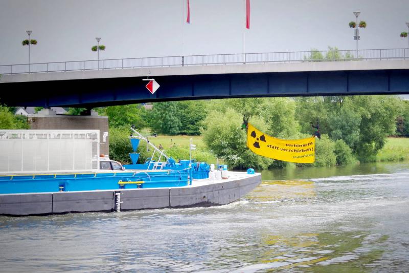 Abseilaktion gegen den Neckar-CASTOR am 28.6.2017 in Bad Wimpfel - Vorbeifahrt des Castors