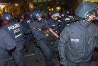 Foto einer Festnahme am Freitag in der Rigaer Straße. Auch am Samstag musste die Polizei zehn Chaoten festnehmen