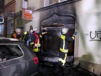 Das Sicherheitsglas verhinderte, dass die Flammen auf das Haus übergriffen.Foto: Jürgen Mahnke