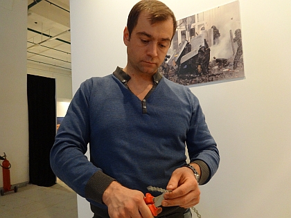 Projektleiter "Aleksandr" bei der Ausstellung "Beweise. Ukraine" in Moskau