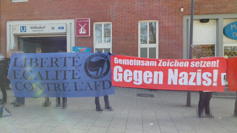 Transparente gegen AfD-Stand in Volksdorf 1. Quelle Twitter.