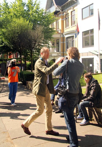 Der letzte Burschenschafter, der eintrifft, geht einen Pressefotografen an. "Dürfen Sie das überhaupt", blafft er.