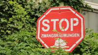 Schild "Stop Zwangsräumungen"