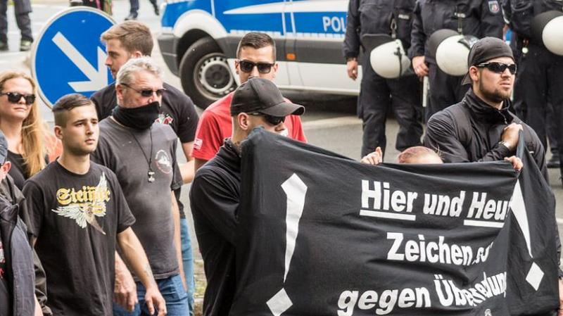 Kraichgauer Nazis in Dortmund: Timo Feldpausch (l.), Reinhard Schätz (vermummt) und Johannes Bachmann (in Rot mit Sonnenbrille)