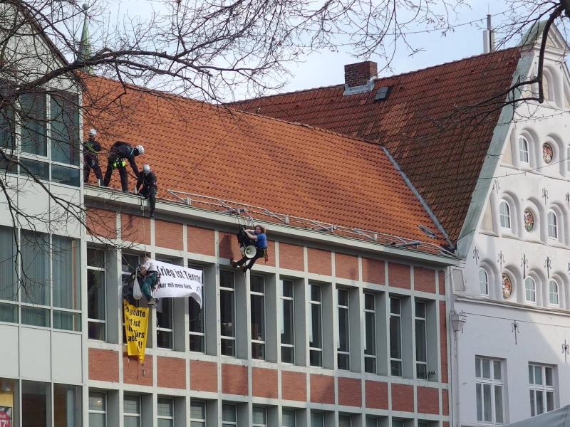 Kletteraktion gegen das öffentliche Auftreten der Bundeswehr in Lüneburg am 30.03.2017 - Räumung durch SEK