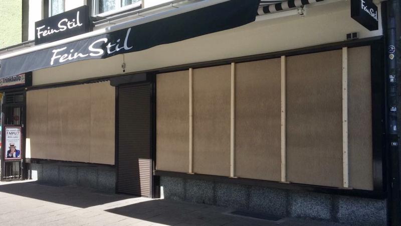  Die Fensterscheiben am "Feinstil" sind mit Holz verkleidet. FOTO: Thorsten Breitkopf 