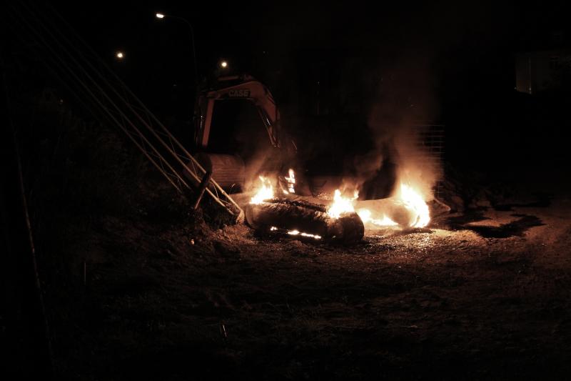 3.8.2011: Brennende Baumaschinen auf dem Fahnenmastplatz, auf dem in den letzten 20 Jahren die erste KTS und zwei Wagenburgen geräumt wurden (foto: ag-freiburg.org/)