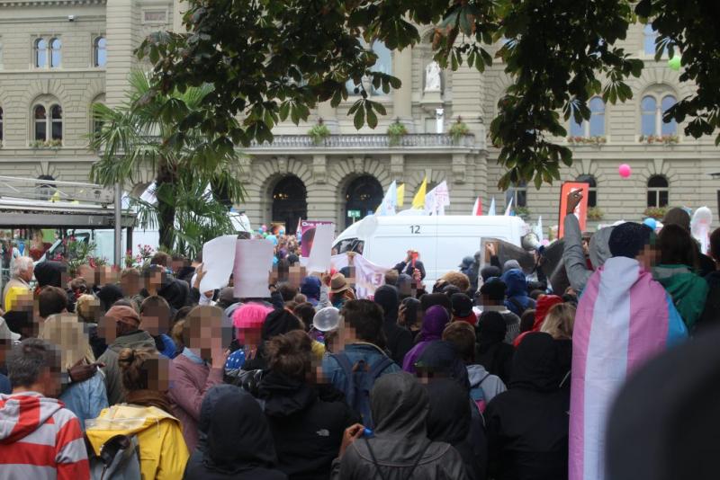 lautstarker Protest direkt beim Bundesplatz