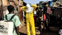 Freetown, Sierra Leone, 13.02.2015: MSF Teams desinfizieren Häuser von Menschen mit Verdacht auf Ebola, um weitere Infektionen zu verhindern. © Fabio Basone/MSF