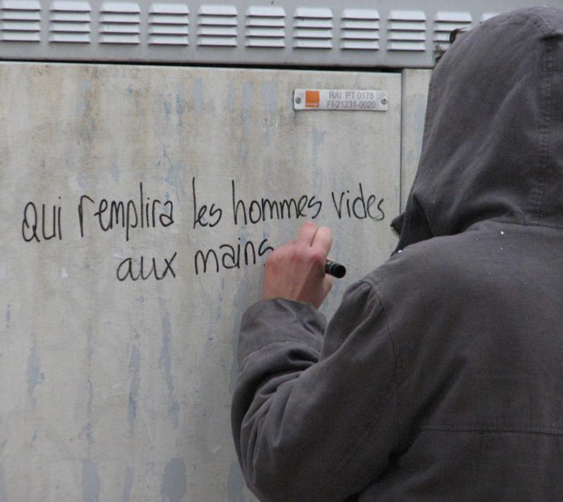 Qui remplira les hommes vides aux mains plaines ?