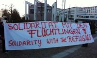 Solidarität mit den Flüchtlingen - Kundgebung vor dem Schubhaftgefängnis in Salzburg