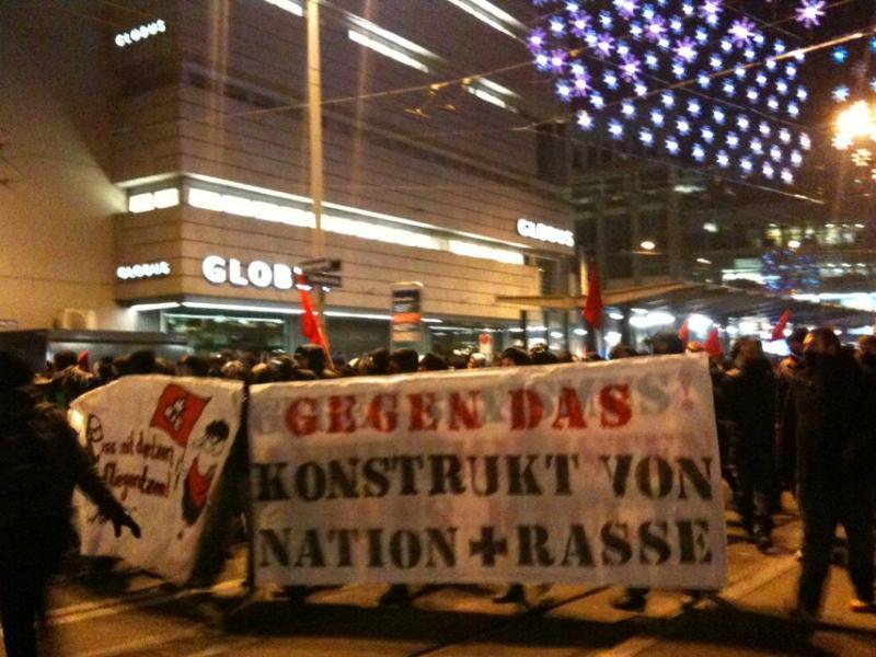 Die Demonstranten vor dem Globus an der Löwenstrasse. 