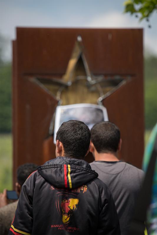 Das Denkmal an das Schengener Abkommen wurde mit Drahtzaun und Stacheldraht umdekoriert.