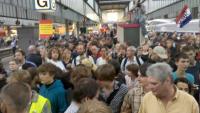 Tausende blockieren Gleis 9 am Stuttgarter HBF
