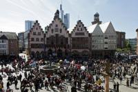 Demonstranten-ignorieren-in-Frankfurt-das-Versammlungsverbot