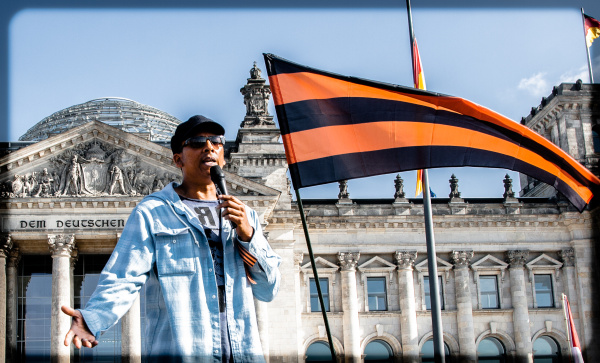 Naidoo bei Montagsmahnwachlern in Berlin (Foto: Oliver Feldhaus)