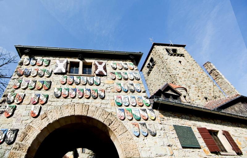 Wappentafeln der reaktionären Corps am Eingang der Wachenburg