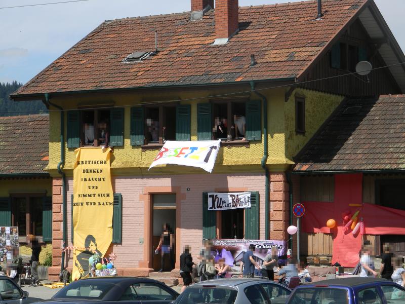 besetzter-Bahnhof-Freiburg-Littenweiler